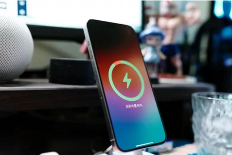 南浔苹果15换屏服务分享用什么充电器给iPhone15充电更好 